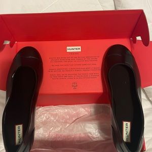 Brand new pair of women’s Hunter original tour ballerina in black glass size 8